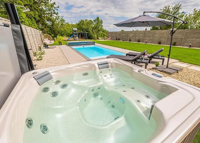 ヴィラ Uno Balaton バラトンアカラッチャ